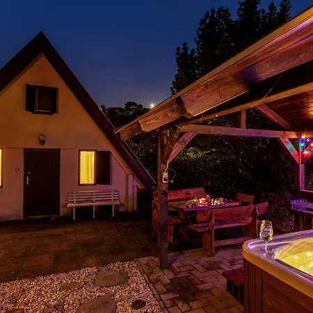 Tiltott Rengeteg Vendeghaz Holiday home Balatonfuzfo